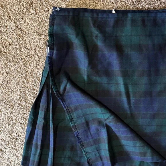 Black Watch Plaid Pleated Men’s Kilt by Locha Ssynt of Scotland - Picture 6 of 9